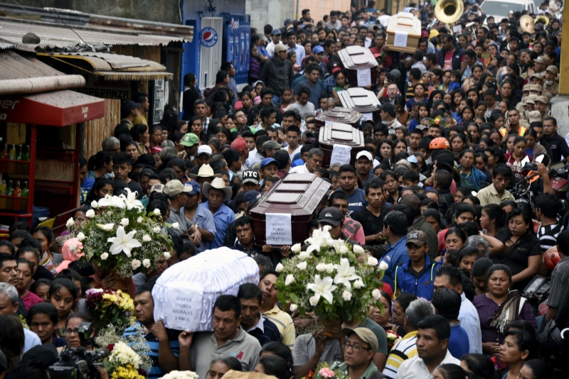 Na segunda-feira (4), população carregou caixões e fez homenagem às vítimas
