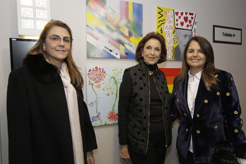 Andréa Loureiro, Vera de Nonohay Schneider e Iara Satt na abertura da exposição 
