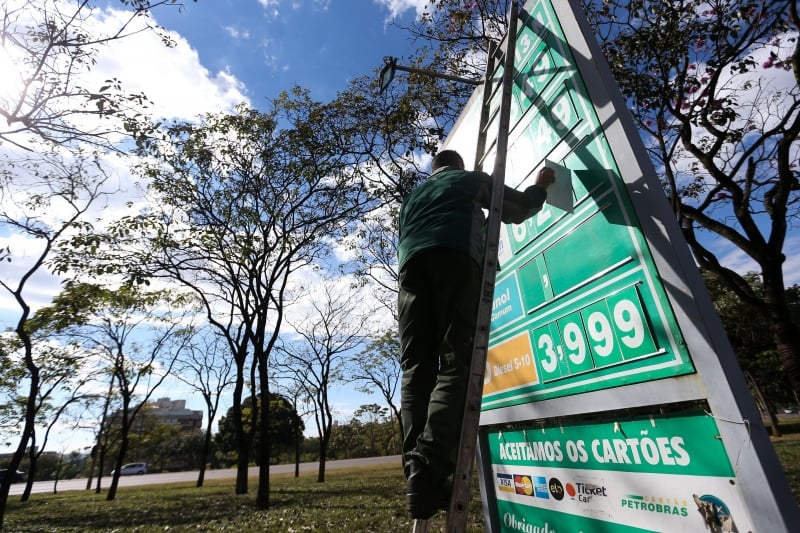 Ampliar a competição no refino do combustível no País é uma das alternativas que estão em análise 