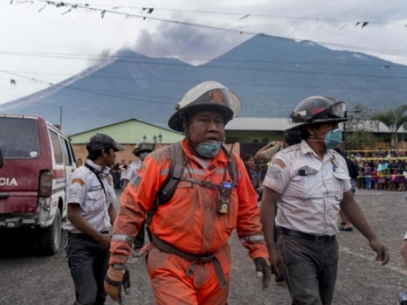 As autoridades terminaram os resgates na região da erupção em razão das críticas condições locais 