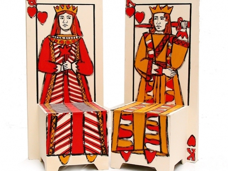 Rei e Rainha de Copas, em madeira pintada, estão em mostra que abre nesta segunda-feira