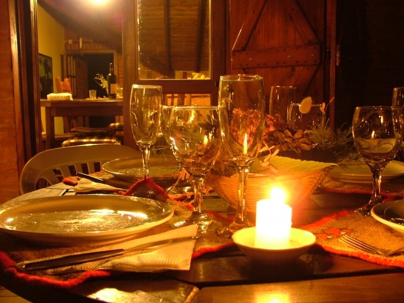 Jantar romântico é uma das opções para economizar nos gastos