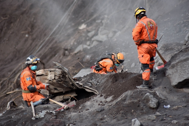 Nova atividade eruptiva obrigou as equipes de resgate a deixar o local