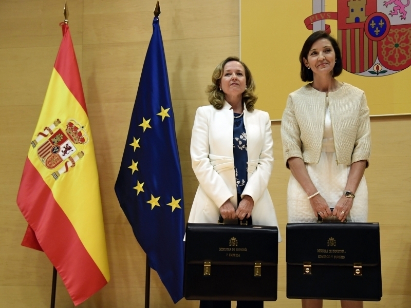 As novas ministras Nadia Calvino e Reyes Maroto participaram da cerimônia de posse em Madri