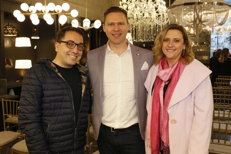 Sandro Jasnievez, Marcos Blehm e Sabrina Sbardelotto na Boutique dos Lustres
