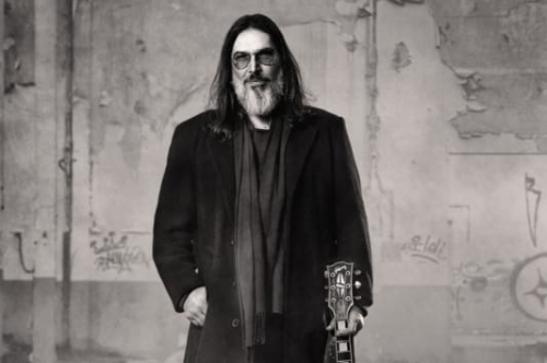 Músico faz show no Opinião