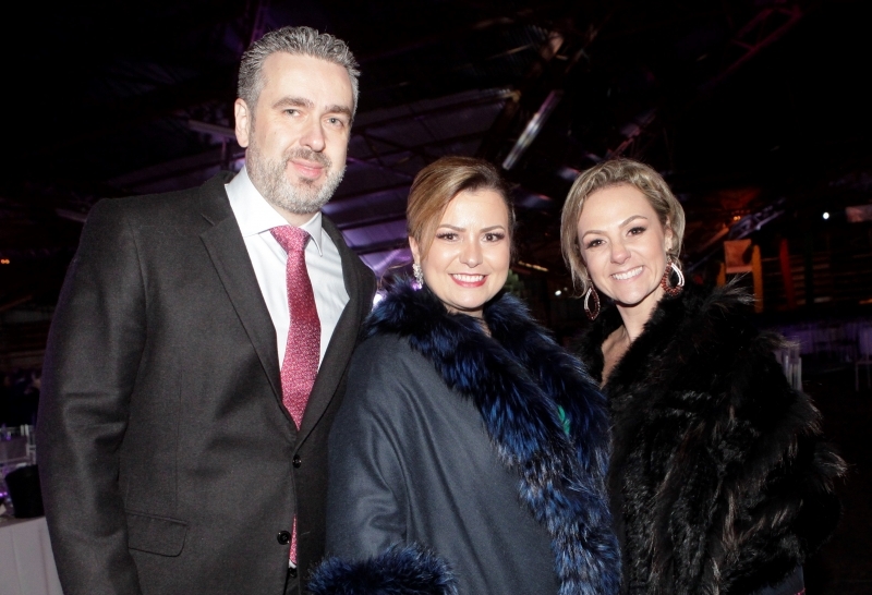 Daniel e Sandra Randon, ela presidente da Festa da Uva, e Susana Chies em ação da Casa Três Vendas, em Caxias do Sul