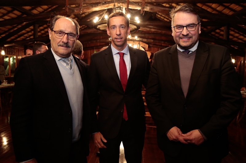O governador José Ivo Sartori com Claudio Teitelbaum e o secretário do Desenvolvimento Econômico, Ciência e Tecnologia, Evandro Fontana, na abertura do Congresso das Rotas de Integração