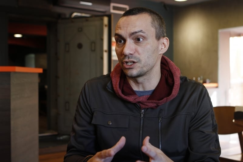 Mat&eacute;ria sobre o BETA Caf&eacute;. Na foto: Leandro Devegili Foto: LUIZA PRADO/JC