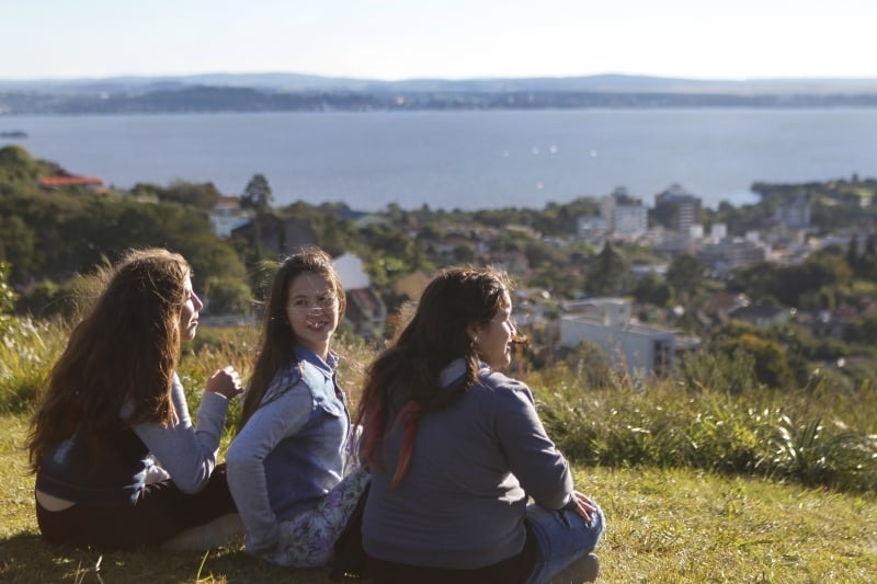 As amigas Bruna, Ana Clara e Bianca curtem a paisagem no platô do Morro do Osso