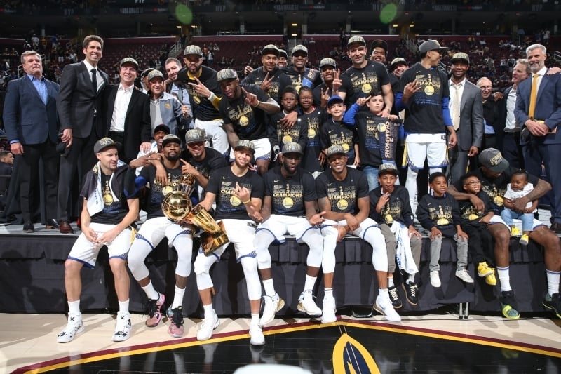 Atletas do Golden State Warriors posam para a foto após mais uma vitória arrasadora