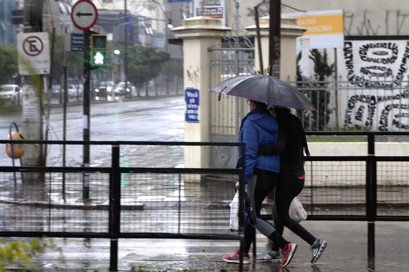 Domingo foi de temperaturas amenas e chuva na Capital gaúcha