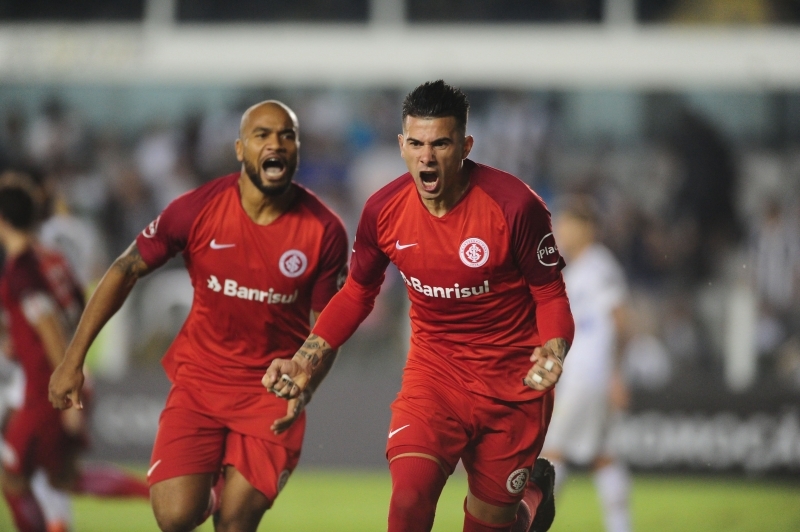 Damião e Cuesta (comemorando após marcar) garantiram a vitórias na Vila Belmiro