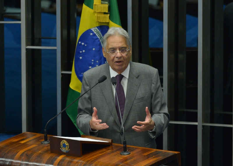 Ao falar de 'pedras lançadas', FHC se refere às informações do Coaf contra filho de Bolsonaro