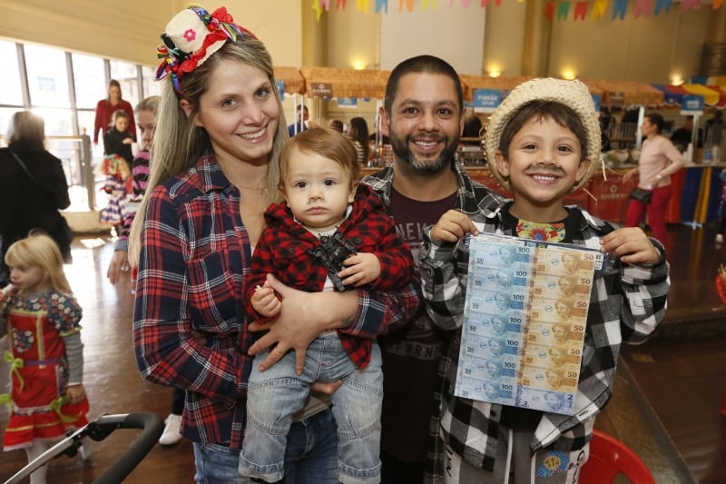 Carla Luiza Cunha e Thiago Julio Pinto com os filhos Matheus e Rafael na festa junina do União