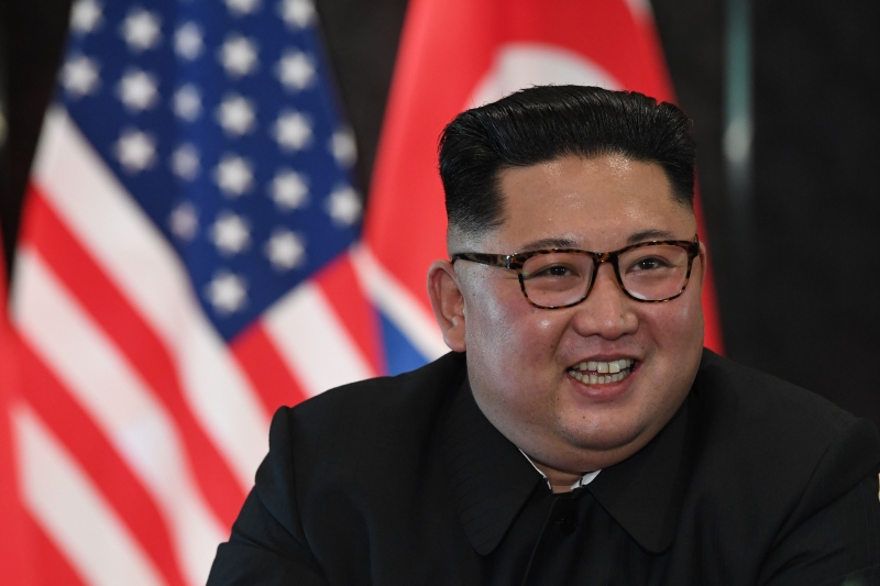Cancelamento seria consequência do enfraquecimento do discurso de Kim contra os Estados Unidos

Donald Trump and Kim Jong Un became on June 12 the first sitting US and North Korean leaders to meet, shake hands and negotiate to end a decades-old nuclear stand-off. / AFP PHOTO / SAUL LOEB
      Caption