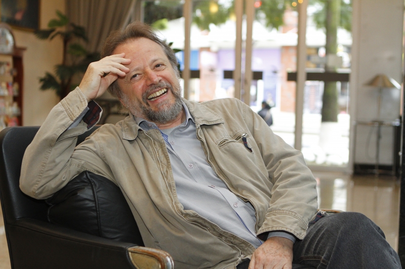 Em livro de ensaios, autor discute temas relacionados à literatura