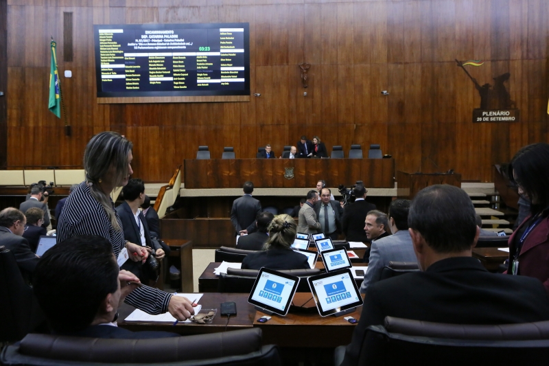Apesar de adiar votação da LDO, parlamentares aprovaram sete matérias durante a sessão