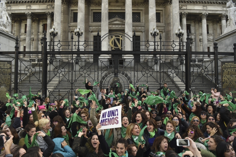 Grupos feministas (foto) saem vestidos de verde e manifestantes pró-vida também devem ir às ruas