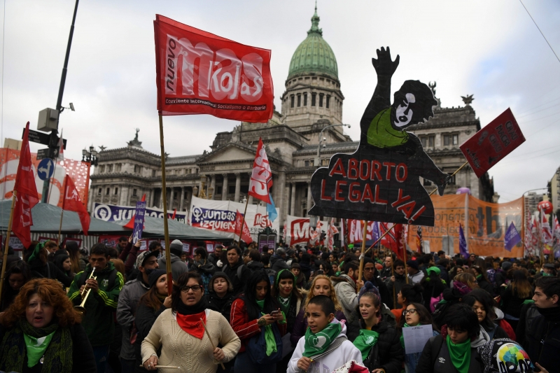 Feministas saíram às ruas vestidas de verde, ccor escolhida para representar sua reivindicação
