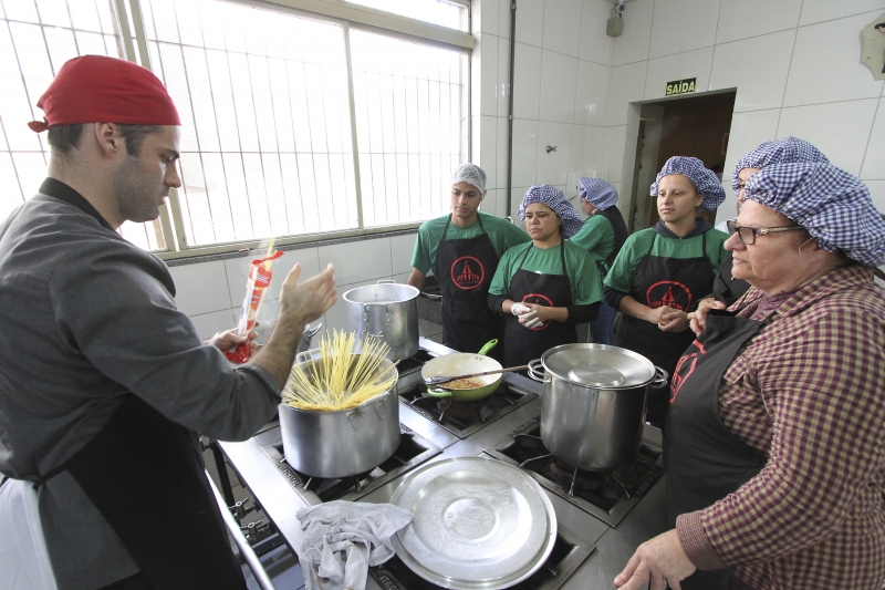 O chef italiano Carandini leva sua experiência gastronômica internacional aos participantes das aulas