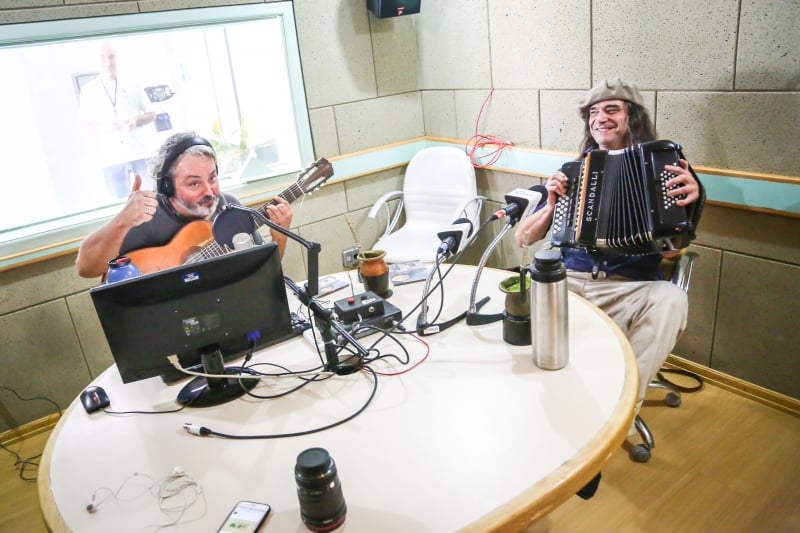 Demétrio Xavier, na foto com Renato Borghetti, volta a apresentar o programa Cantos do Sul da Terra na FM Cultura