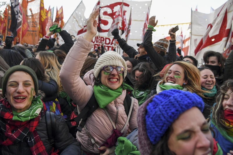 Decisão foi comemorada por uma multidão de argentinos que fazia vigília em frente ao Congresso
