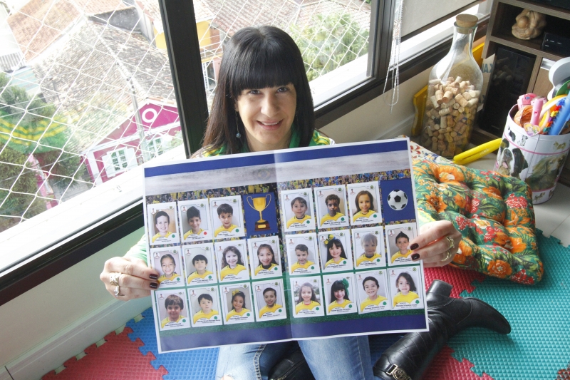 Sabrina Crespo fez álbum da Copa com fotos de crianças  Foto: CLAITON DORNELLES/JC