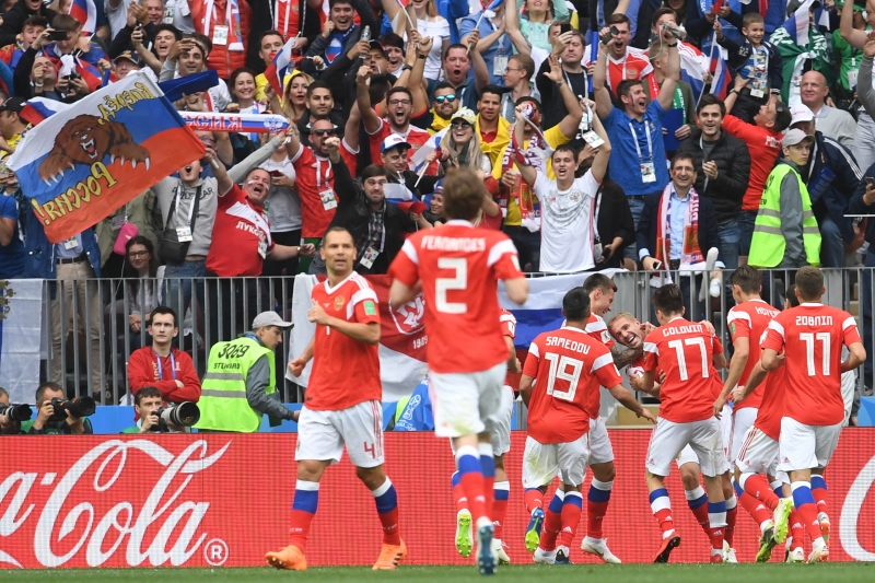 Yuri Gazinskiy commemoram com companheiros um dos tentos russos contra os sauditas