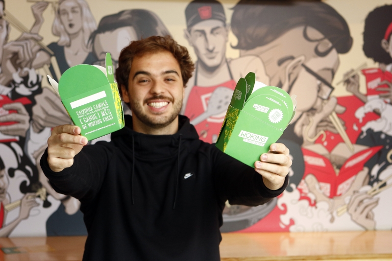 O restaurante Woking Thai trocou as embalagens vermelhas por verde-amarela para entrar no clima Foto: FREDY VIEIRA/JC