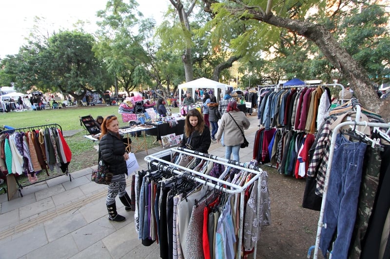 {'nm_midia_inter_thumb1':'https://www.jornaldocomercio.com/_midias/jpg/2018/06/17/206x137/1_mq710618_feira01-8366997.jpg', 'id_midia_tipo':'2', 'id_tetag_galer':'', 'id_midia':'5b26c81e2e3e3', 'cd_midia':8366997, 'ds_midia_link': 'https://www.jornaldocomercio.com/_midias/jpg/2018/06/17/mq710618_feira01-8366997.jpg', 'ds_midia': 'Feira Me gusta, na Pra&ccedil;a Isabel ', 'ds_midia_credi': 'MARCO QUINTANA/JC', 'ds_midia_titlo': 'Feira Me gusta, na Pra&ccedil;a Isabel ', 'cd_tetag': '1', 'cd_midia_w': '800', 'cd_midia_h': '533', 'align': 'Left'}