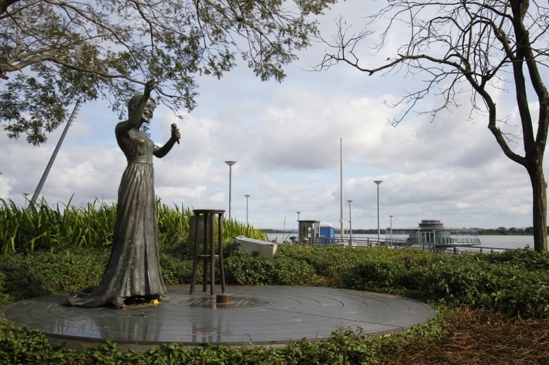 Escultura próxima à usina do Gasômetro homenageia a cantora porto-alegrense Elis Regina
