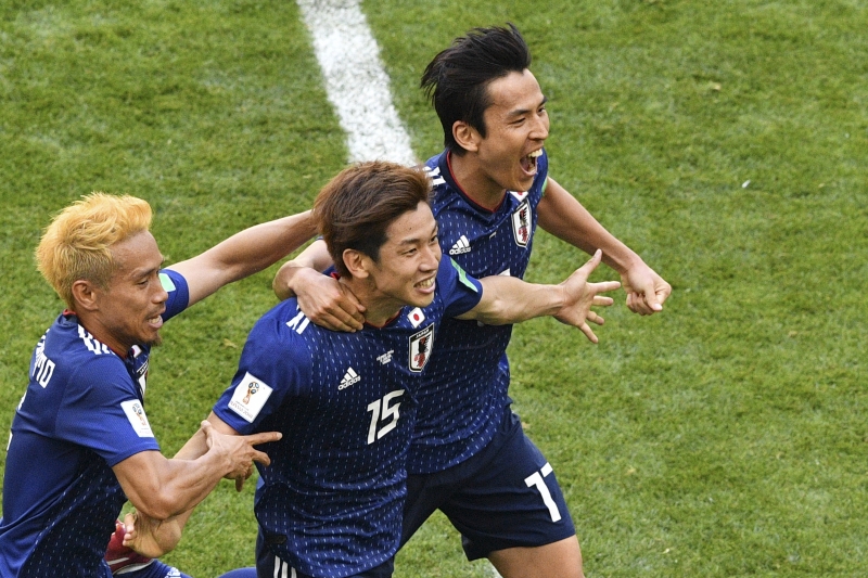 Japan's forward Yuya Osako (C) celebrates with Japan's defender Yuto Nagatomo (L) and Japan's midfielder Makoto Hasebe after scoring their second goal during the Russia 2018 World Cup Group H football match between Colombia and Japan at the Mordovia Arena in Saransk on June 19, 2018. / AFP PHOTO / Mladen ANTONOV / RESTRICTED TO EDITORIAL USE - NO MOBILE PUSH ALERTS/DOWNLOADS Japão vs Colômbia 19/06