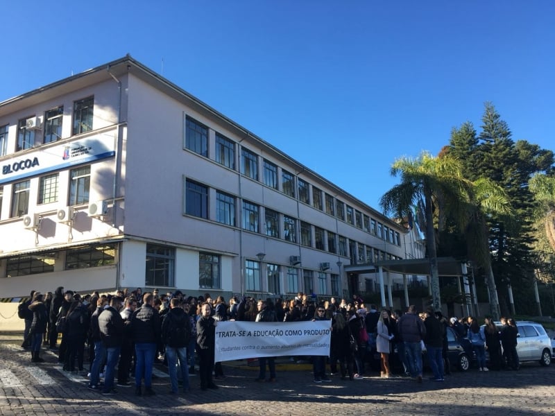 Alunos fazem manifestação com cartazes dizendo que UCS "trata educação como produto"