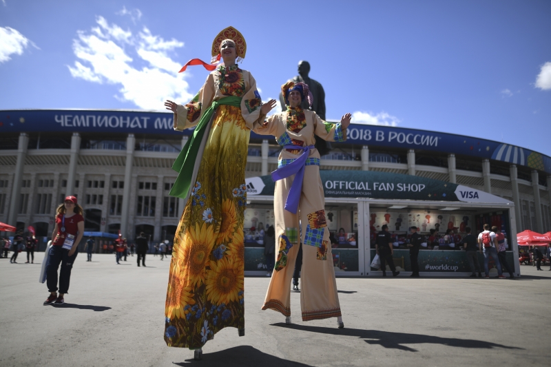Torcedores se preparavam em frente ao Estádio Luzhniki antes do jogo entre Portugal e Marrocos