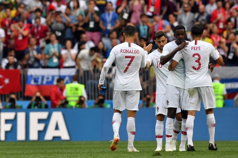 Os jogadores portugueses comemoram o gol do atacante, aos quatro minutos do primeiro tempo