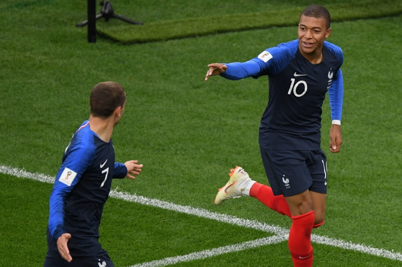 Aos 19 anos, atacante do PSG (d) se tornou o mais jovem francês a marcar em Copas do Mundo