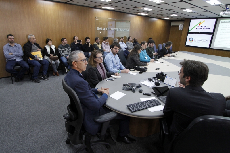 Técnicos da extinta FEE acompanharam a apresentação em fileira atrás da mesa  
