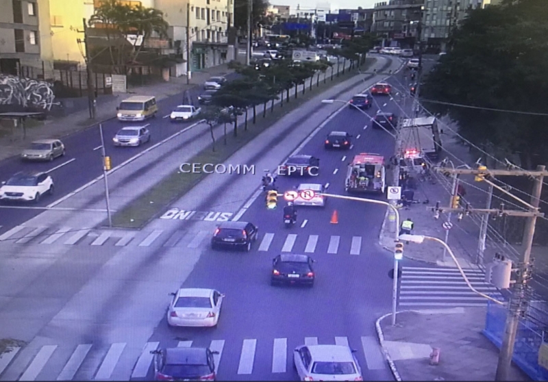 Acidente entre moto e caminhão provocou congestionamento na Avenida Protásio Alves