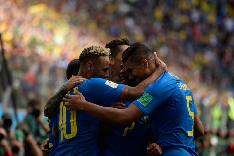 Jogadores comemoram o segundo gol do Brasil que arrematou a primeira vitória na Rússia