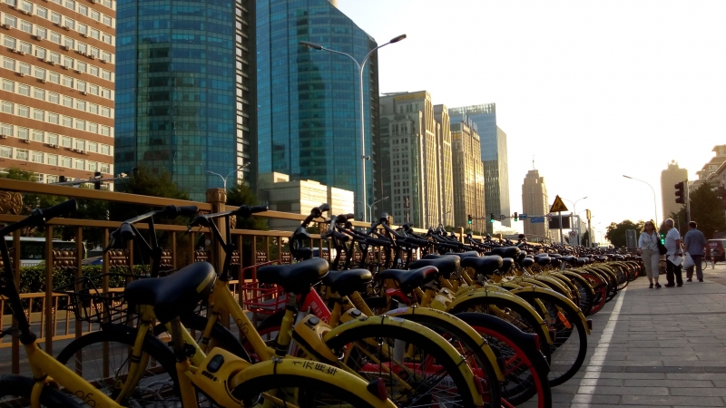 H excesso de bicicletas e se questiona agora o espao que ocupam nas caladas