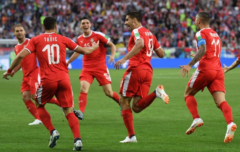 Destaques da Sérvia, Tadic (E) e Mitrovic (C) estiveram em campo no confronto contra o Brasil na Copa de 2018