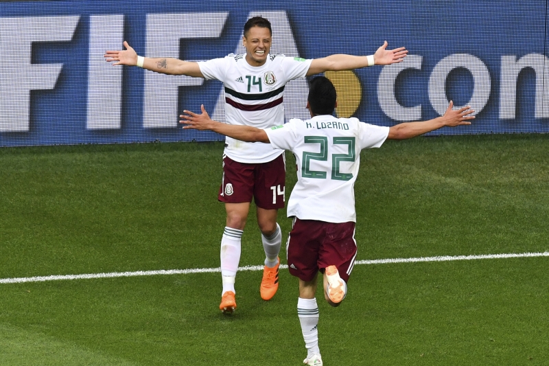 Hernandez (esquerda) comemora gol com Lozano em jog contra a Coreia do Sul