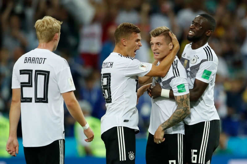 Jogadores alemães comemoram com Toni Kroos o gol marcado nos acréscimos do jogo