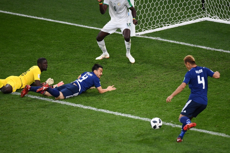 Honda (à direita) empatou a partida e passou a ser o primeiro japonês a marcar em três mundiais