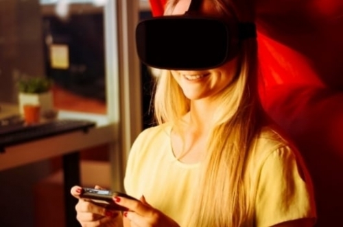 Óculos VR transporta o estudante para o cotidiano de outro país