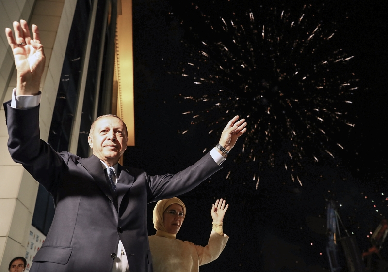 Erdogan comemorou sua vitória nas eleições de domingo, em que conquistou 52,5% dos votos