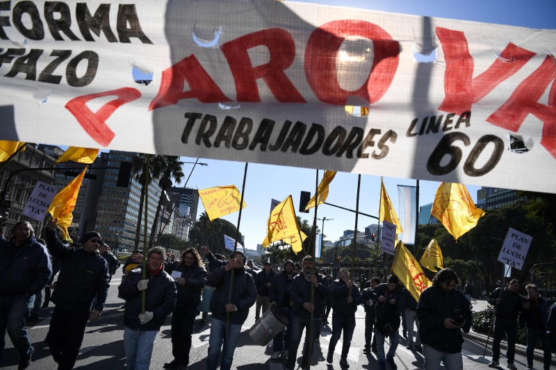 Manifestantes interromperam as principais ruas de Buenos Aires em greve de 24 horas que afetou serviços