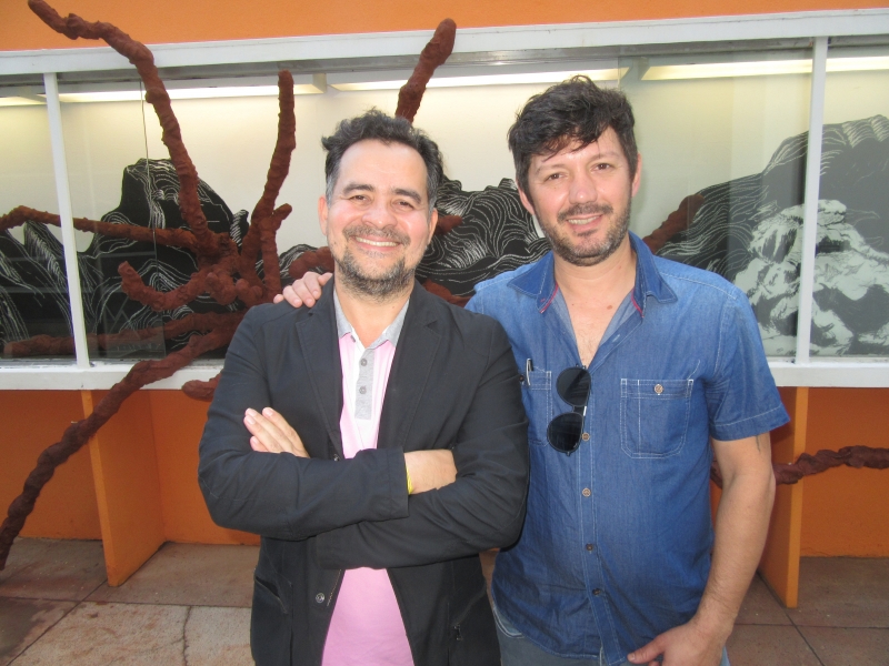 O curador Alberto Saraiva com o artista mineiro Renato Morcatti em frente a obra Passadiço, no Oi Futuro 