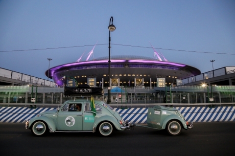 Projeto Expedi&ccedil;&atilde;o Fusca Am&eacute;rica - Nauro Junior, fot&oacute;grafo, com o fusca em frente ao est&aacute;dio S&atilde;o Petersburgo